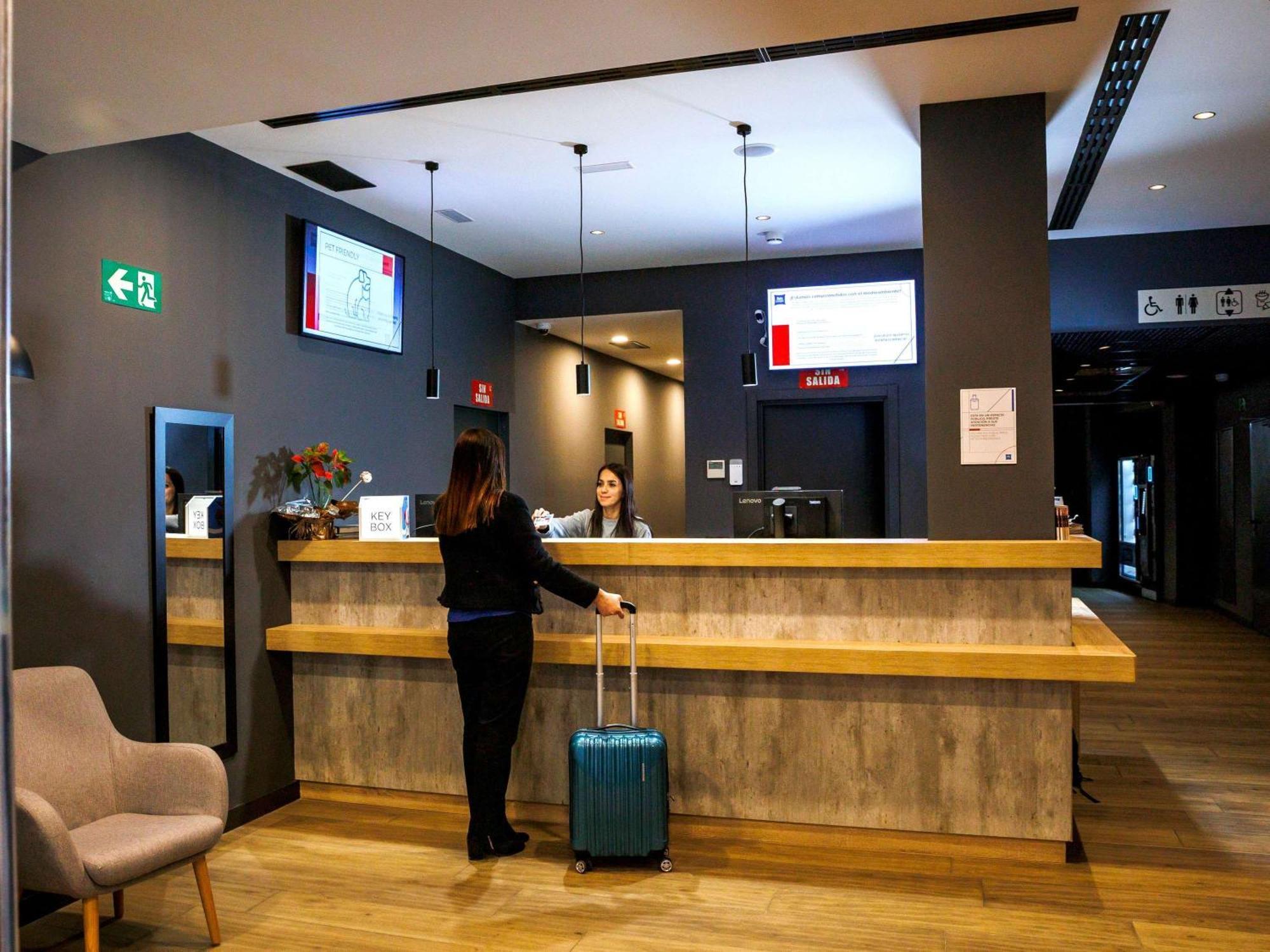 Ibis Budget Logrono Centro Exteriör bild